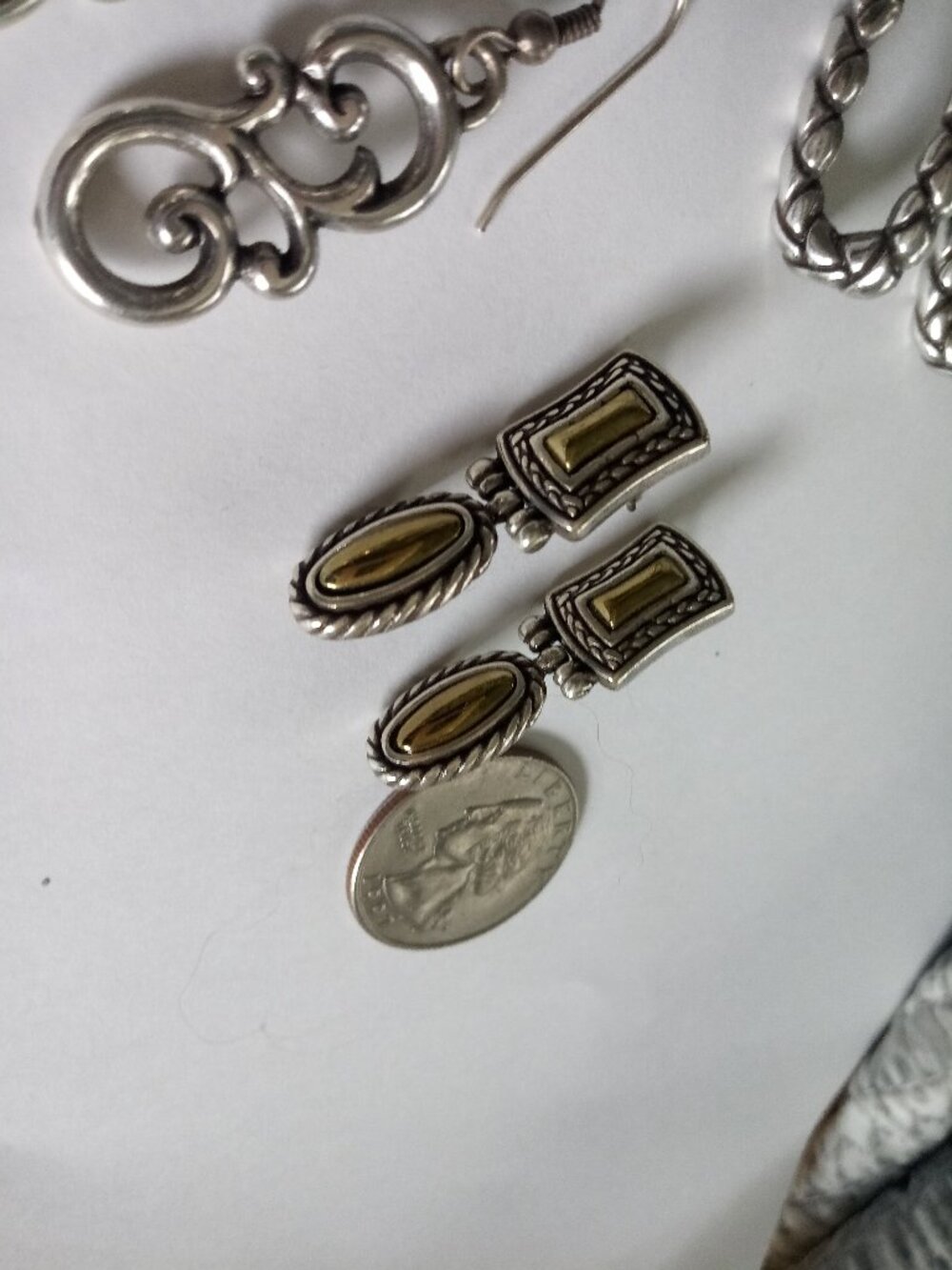Brighton lot of 3 pairs of two tone earrings in tin - Picture 9 of 10